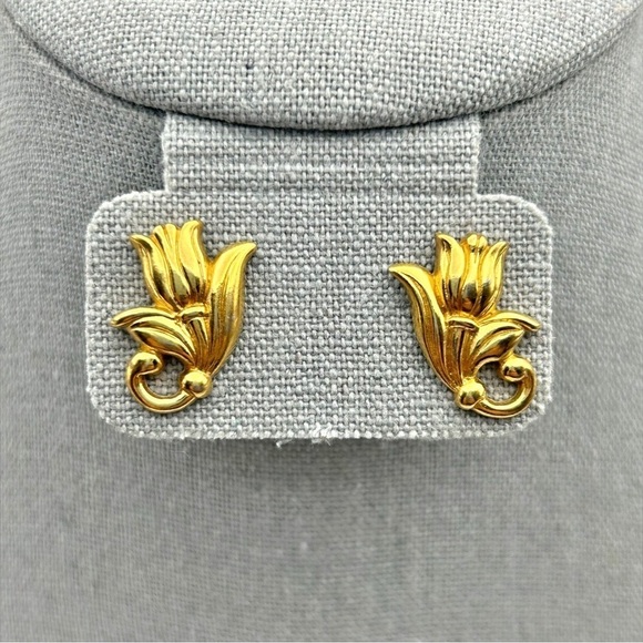 Vintage Avon Gold Tone Dainty Tulip Pierced Stud Earrings Floral Cute Classic - Picture 1 of 6